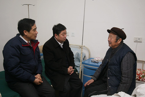 公司节前开展访贫问苦送温暖活动