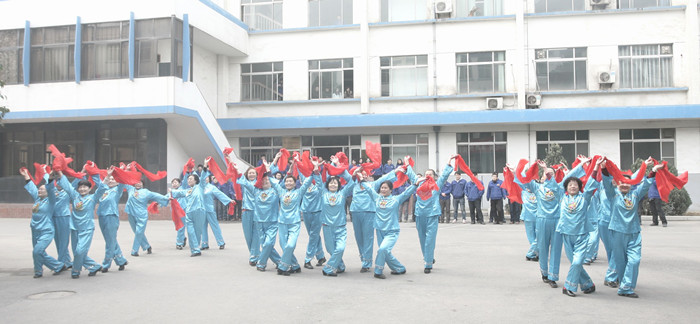 公司离退休职工到厂区拜年送祝福