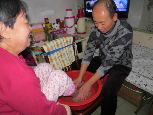 孝老爱亲传佳话——记电气分公司员工蒋继海