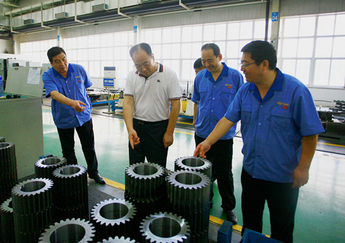 重装集团向新刚书记到公司检查追赶超越党建工作