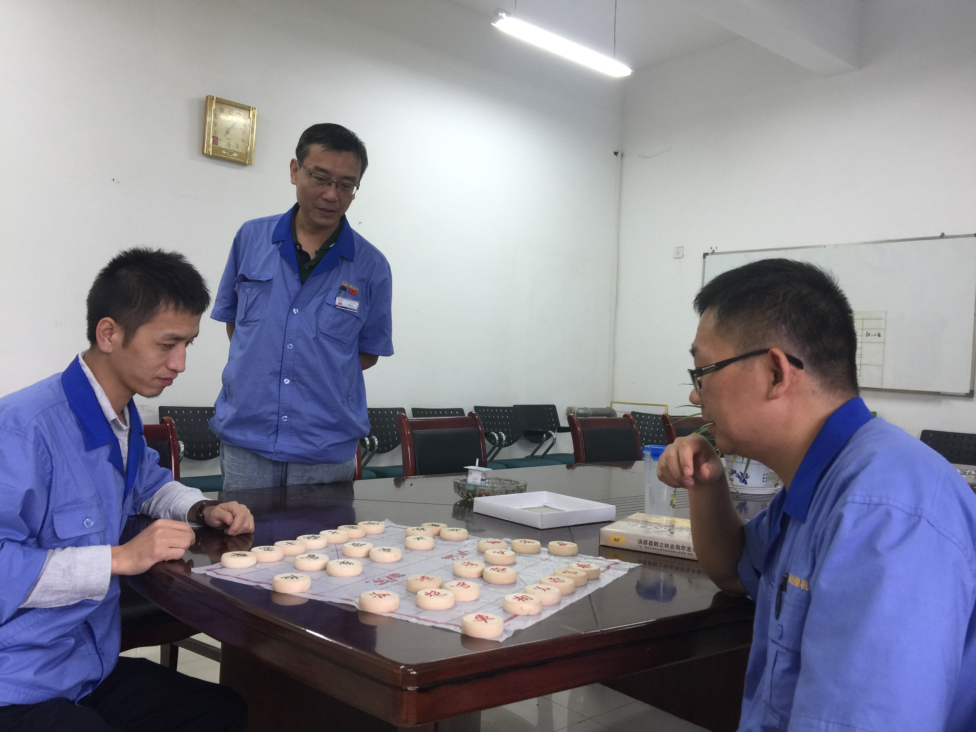 公司生产技术部举办迎国庆员工跳象棋赛
