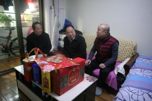 重装集团党委书记向新刚到公司走访慰问困难党员和困难职工
