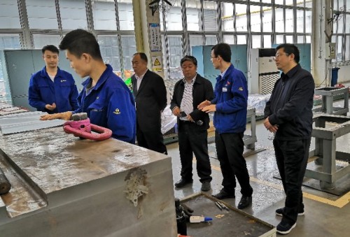 重装集团党委书记向新刚“五一”节到公司看望慰问一线干部职工